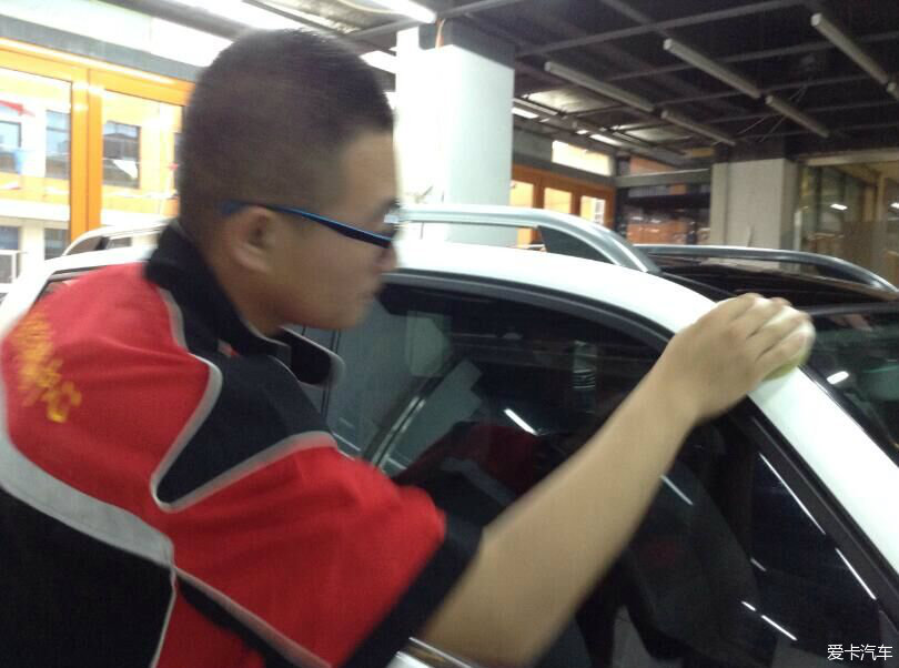 東營美佳汽車服務(wù)中心 專業(yè)漆面護(hù)理，煥新奔馳GLK300的奪目光彩